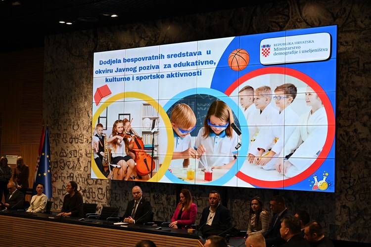 Svečano potpisivanje ugovora za edukativne programe za najmlađe u Gradecu